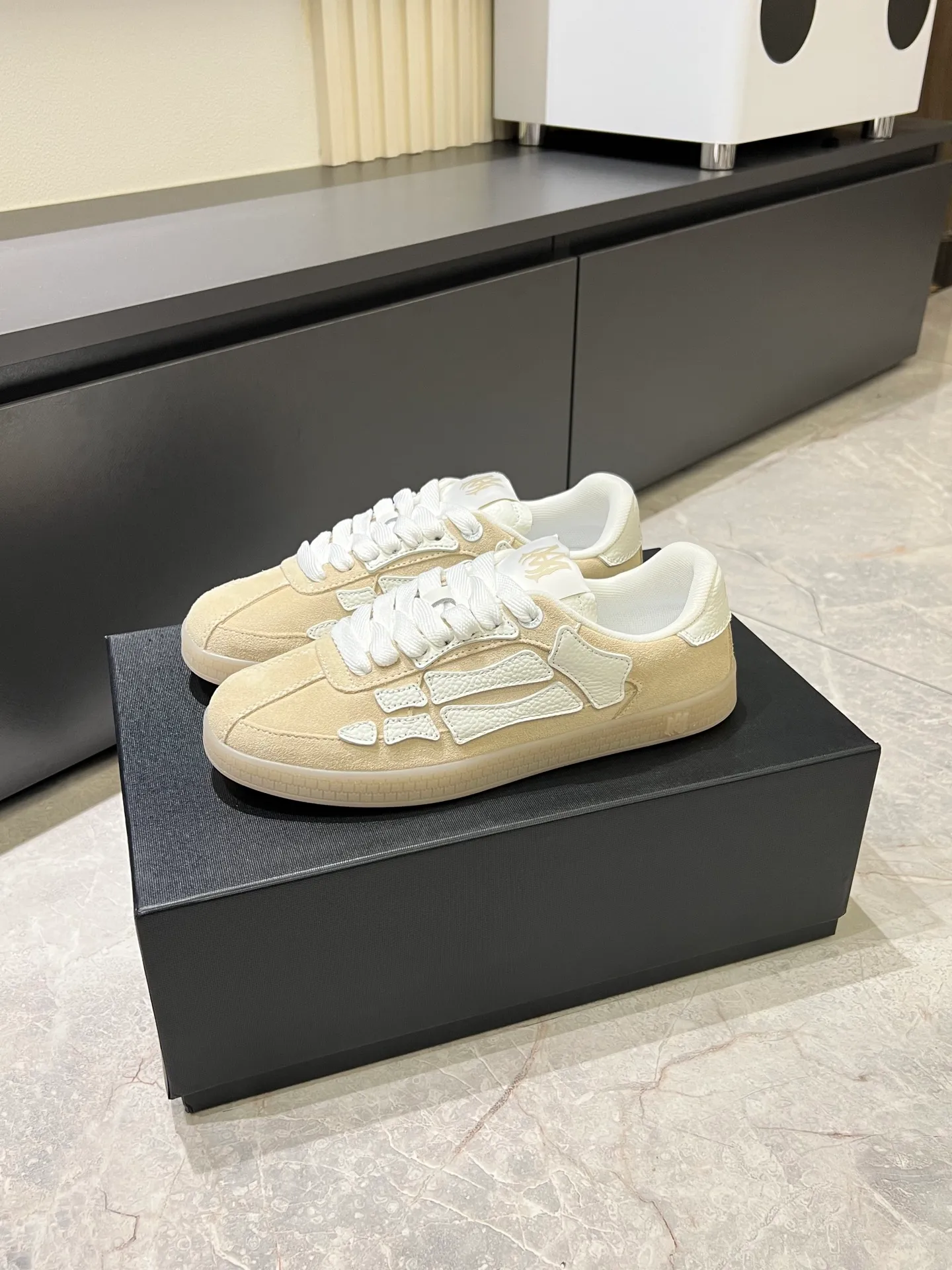 Men's shoes 💰p560 "AMIR*" new men's low-top casual sports sneakers bone shoes, another pair of irresistible bone shoes. Bone shoes are one of AMIRI's most popular items. Made of first-layer cowhide upper. The side bones are made of two cowhide laminations. It has a three-dimensional effect. The leather incisions are all oil-edged. Contrast color design. Simple style. Fashionable sports. Customized metal LOGO nameplate embellished with laces. Exclusive top-quality version. Supports contrast. Breathable mesh lining. The original rubber outsole is a must-have item for daily leisure. It is suitable for various occasions. If you pursue high quality, check it out. It is super cool on the feet and comes with a full set of original packaging! Size: 39-45!